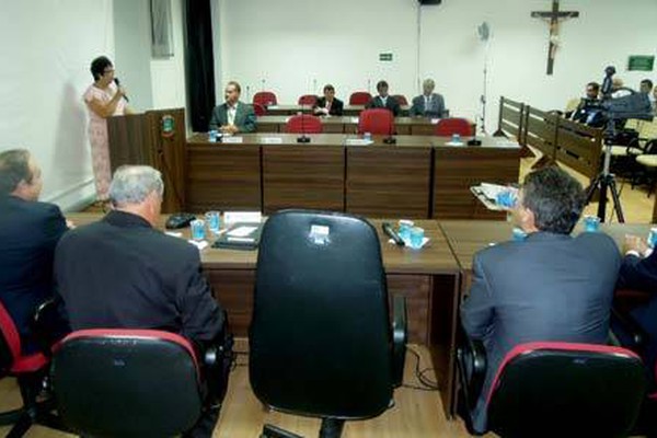 Edmê Avelar toma posse sem a presença de vereadores que perderam a eleição