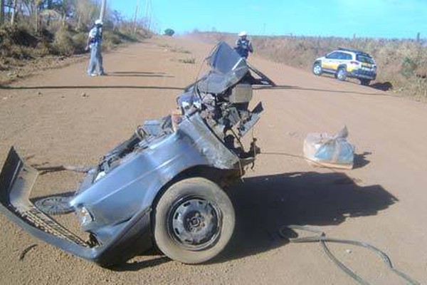 Veículo se parte em dois ao bater em poste e motorista foge do local