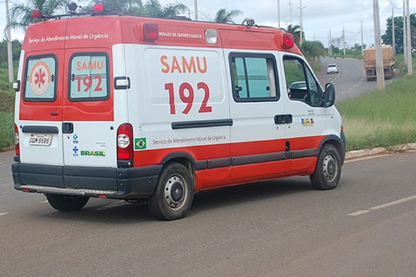 Mãe cai de motocicleta, tem fratura exposta e filho inabilitado foge deixando-a para trás