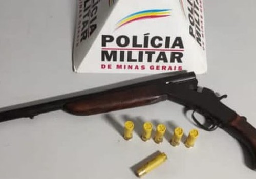 Mulher efetua disparo de espingarda após discussão por cavalos na via e acaba presa em Patos de Minas