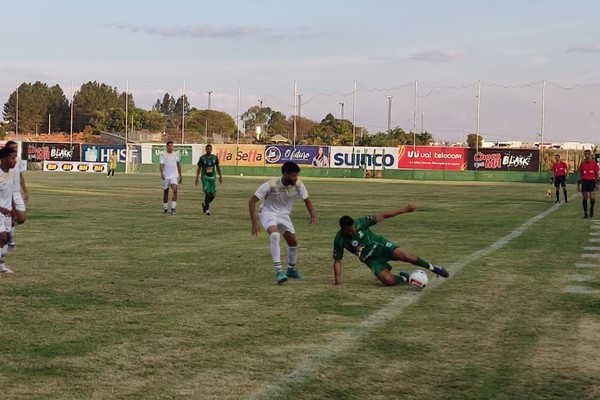 Mamoré erra muitos gols, mas estreia com vitória na segundona do mineiro