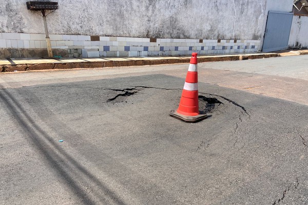 Moradores reclamam de asfalto que cedeu três vezes após obra e cobram providências