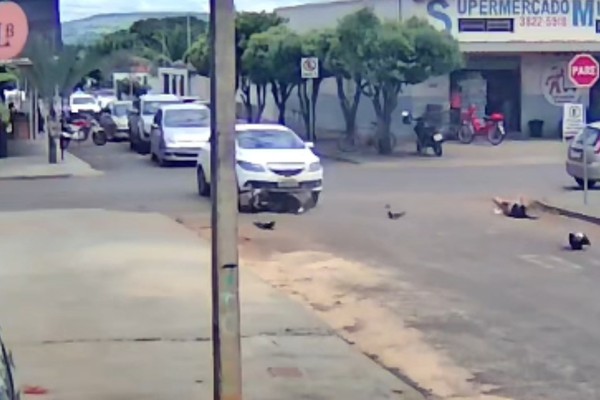 Vídeo mostra acidente que deixou motociclista ferida em Patos de Minas; moradores pedem intervenção na via