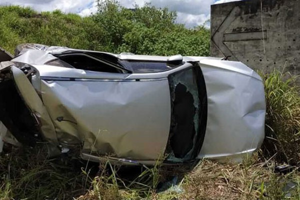 Carros capotam em acidente na MGC354 deixando várias pessoas feridas perto da Ponte 3 Barras 