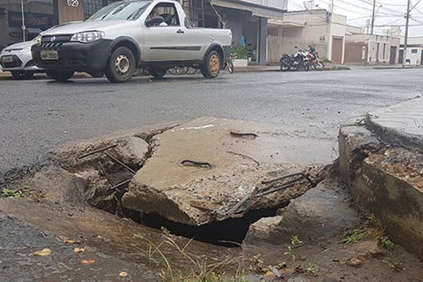 Bueiro danificado vira armadilha na rua Rui Barbosa e moradores cobram providências