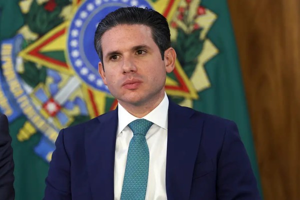 Com fuga de Ramagem, Motta proíbe deputados de votarem do exterior