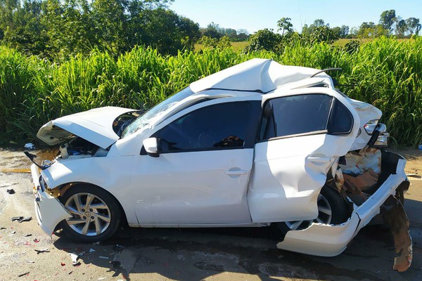 Veículo de passeio fica destruído ao ser prensado entre dois caminhões na BR 365