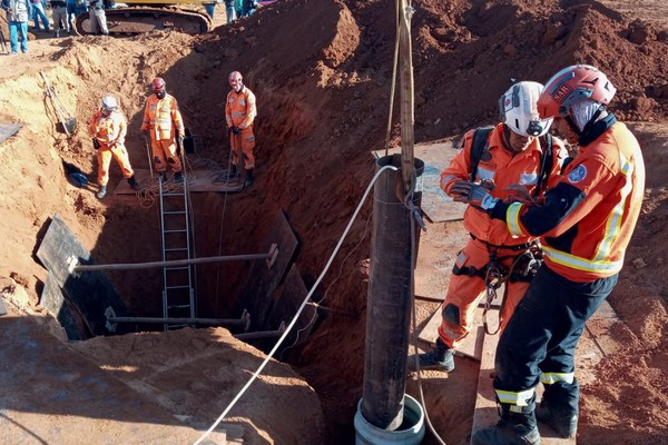 Resgate dramático de criança que caiu em buraco de 6 metros já dura mais de 15 horas