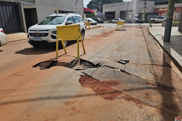 Enxurrada destrói pavimentação da Rua dos Xavantes e exige atenção dos motoristas