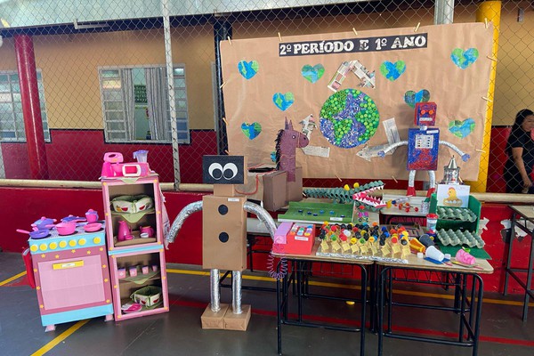Alunos do Centro Educacional Criança Feliz transformam lixo em arte e dão show de criatividade