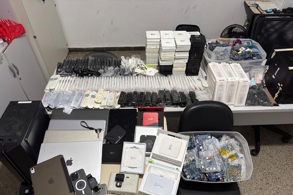Operação da Polícia Civil contra a pirataria digital apreende milhares de peças de TV Box em Araxá