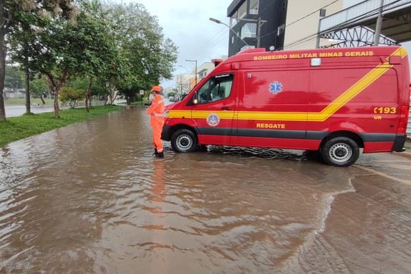 Chuva intensa causa alagamentos e diversos transtornos em Patos de Minas