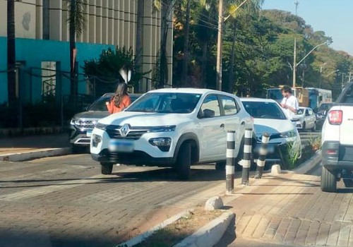 Veículo para na faixa de pedestre e é atingido em cheio por outros dois veículos na Major Gote