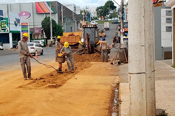 Copasa abre buraco na rua Major Gote e faz remendo no asfalto novinho feito pela Prefeitura