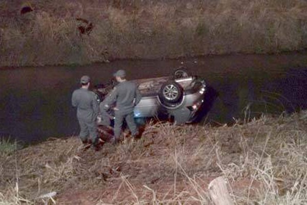 Carro fica com as rodas para o alto em mais um acidente no Córrego do Monjolo