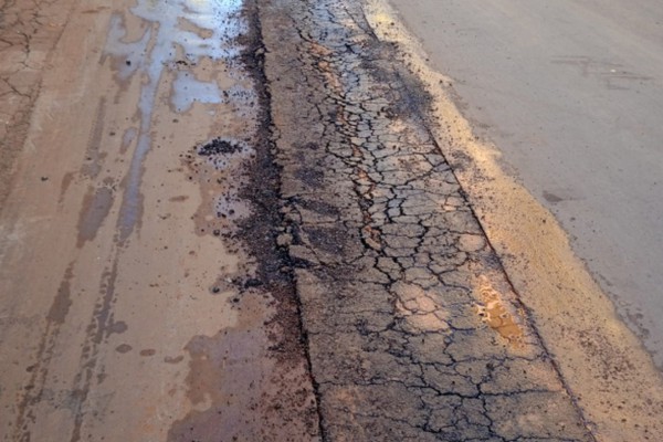 Asfalto afunda em obra da Copasa no centro da cidade apenas dois dias após ser concluída