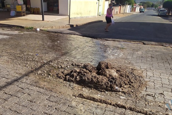 Entulho, plástico, madeira e até brinquedos; o que tem causado entupimento da rede de esgoto e como evitar