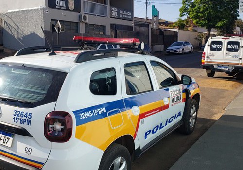Garoto em surto com facas na mão mobiliza a polícia e mãe é presa por abandono de incapaz