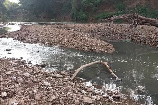 Rio Paranaíba volta a sofrer com a estiagem e a poluição provocada pela descarga de esgoto