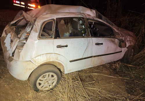 Carro capota na MG 410, fica todo danificado, mas casal de Patos de Minas se salva