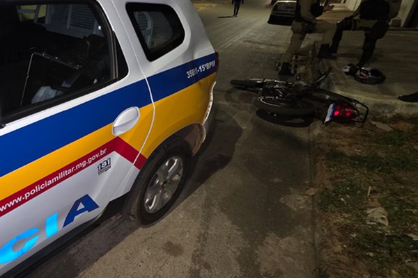 Moto vai parar debaixo de viatura após condutor ser flagrado em apenas uma roda; ele foi preso também por embriaguez