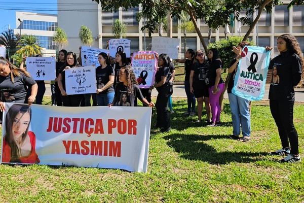Familiares e amigos realizam manifestação emocionada por Justiça no caso de Yasmin; réu vai a júri popular hoje
