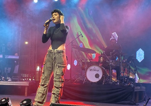 Lizandra embala noite de domingo na Fenapraça 2026 com o melhor da MPB; veja ao vivo