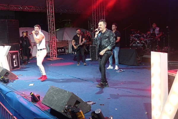 Kauê e Vinhal iniciam show com sucessos que figuram nos tops dos aplicativos; veja ao vivo