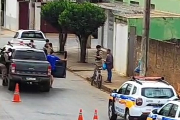 Condutor inabilitado é preso após atingir traseira de viatura da Polícia Militar em Patos de Minas