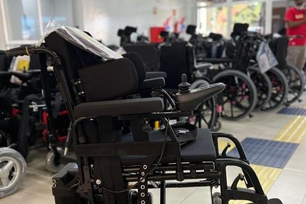 Centro de Reabilitação Totó Veloso entrega mais de 300 cadeiras adaptadas para pacientes de Patos de Minas e região