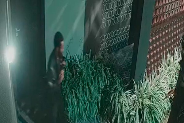 Câmeras flagram homem invadindo casa em Patos de Minas; ele furtou joias, roupas e até bicicleta