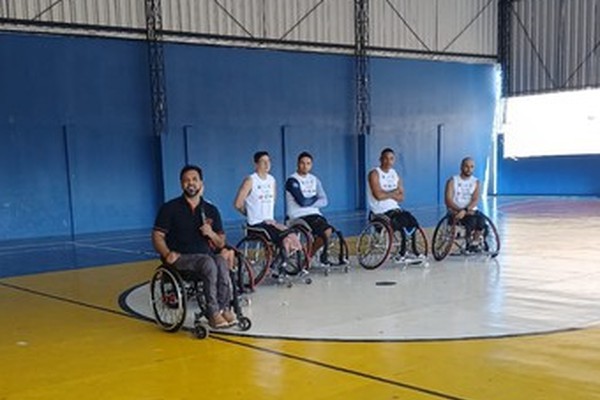 Atletas do Basquete em Cadeira de Rodas levam histórico de superação à Escola Adelaide Maciel