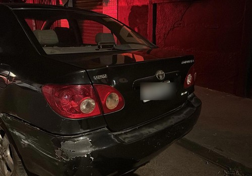 Motorista bate em carro estacionado, inicia troca de murros e acaba preso em Patos de Minas