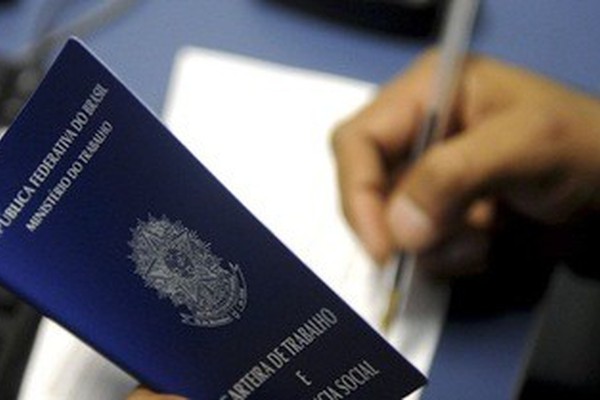 Empregado receberá R$ 10 mil após ser demitido por cumprimentar colega com abraço e beijo no rosto