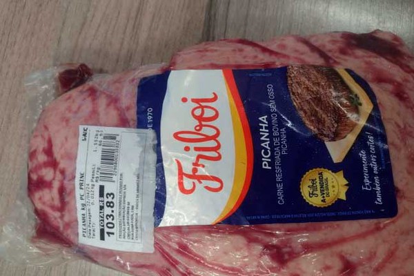Mulher volta a ser presa ao ser flagrada saindo de hipermercado com peça de carne dentro da bolsa