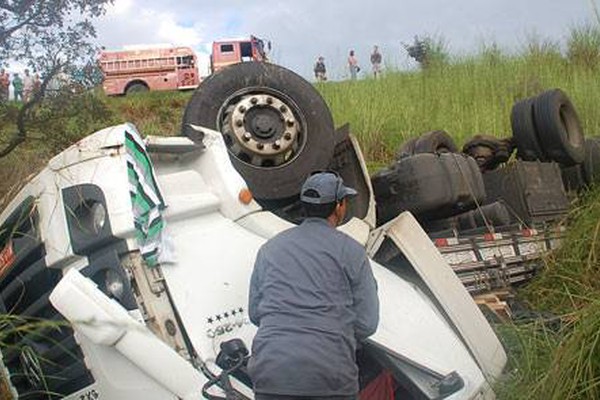 Caminhão cai em ribanceira na BR365 e motorista morre preso às ferragens