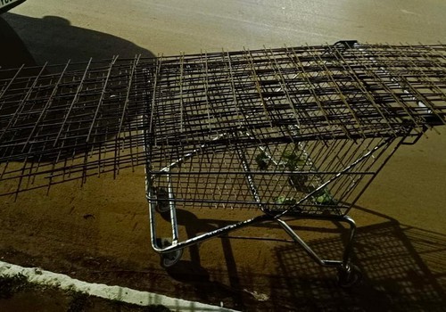 Homem furta carrinho de supermercado para carregar outros objetos furtados e acaba preso