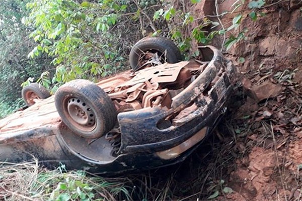 Carro capota na serra da Ponte do Ribeirão Salitre no município de Presidente Olegário