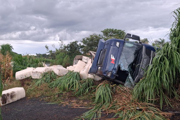 Carreta carregada com algodão tomba na BR354 e motorista acaba preso por embriaguez