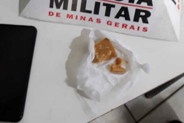Polícia Militar encontra celular furtado, apreende drogas e leva dois homens para a Delegacia