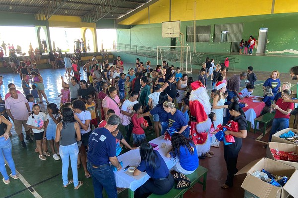 Renascer Natalino entrega mais de 5 mil brinquedos para crianças de Patos de Minas