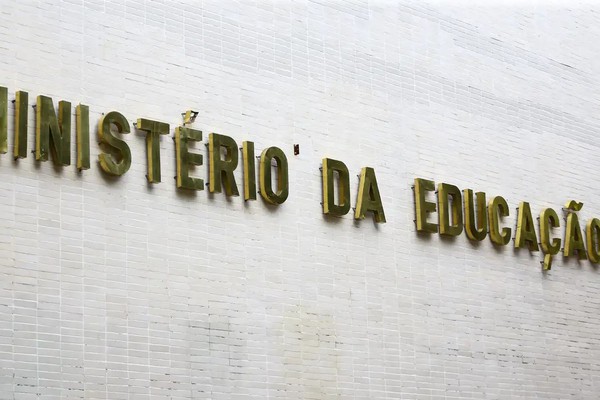 MEC libera acúmulo de benefícios para estudantes de graduação