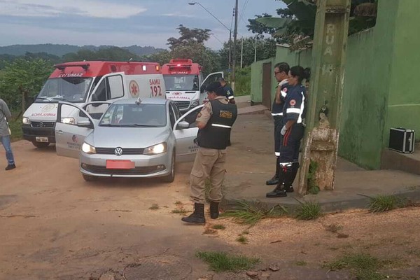 Taxista de 29 anos é morto com vários disparos dentro do táxi em Patos de Minas
