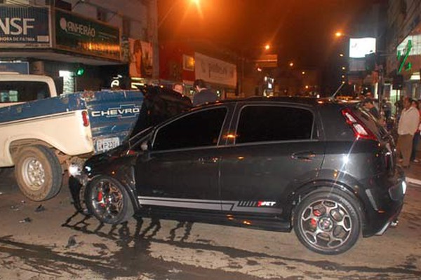 Carro vai parar debaixo de caminhonete e trânsito fica caótico no Centro de Patos de Minas