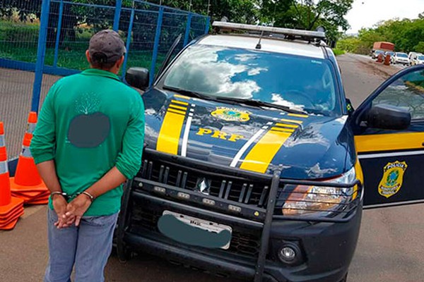 Motorista com mandado de prisão por homicídio é preso pela PRF em Patos de Minas