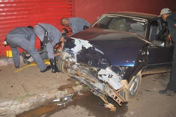 Carros vão parar em cima do passeio em grave acidente com duas vítimas