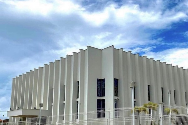 Polícia procura ladrão que invadiu igreja em Lagamar, arrombou cofre e furtou mais de R$ 15 mil