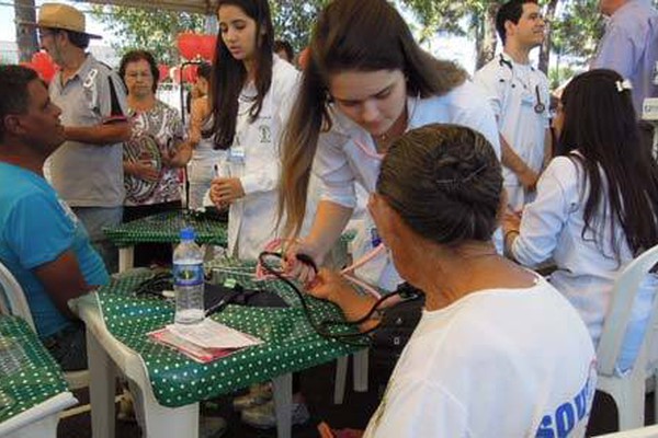 Dia de Responsabilidade do Unipam leva centenas de pessoas a Orla da Lagoa
