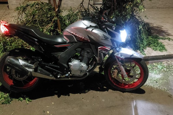 Jovem é preso em moto com "eliminador de placa” ao tentar fugir, bater na viatura e cair; entenda