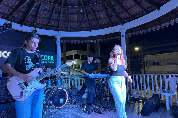 Deyse Lima e Moisés Martins cantam um dos maiores clássicos do cinema "The time of my life"